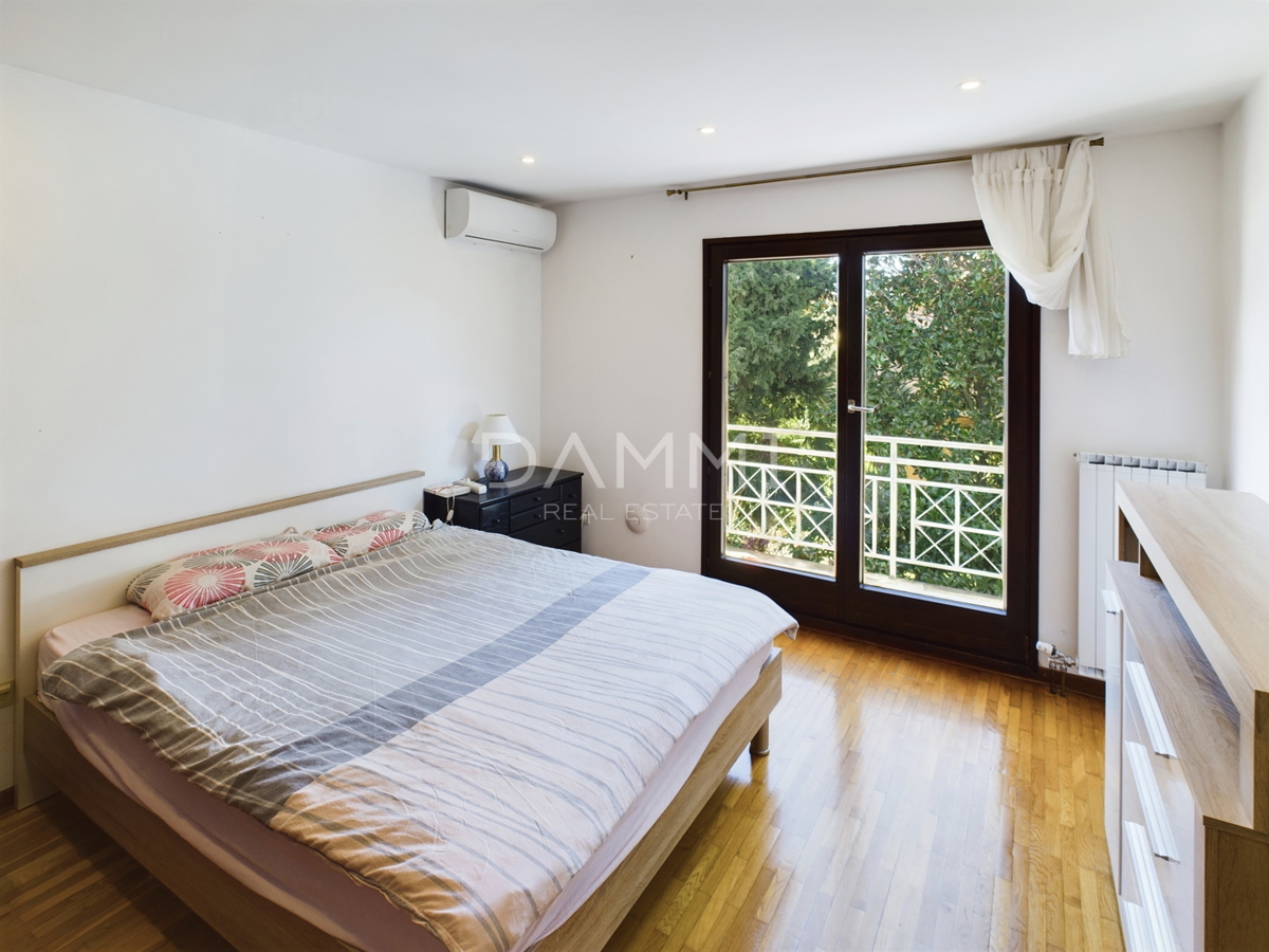 Istra, Umag - casa indipendente con appartamenti, a 100 m dalla spiaggia, vista mare