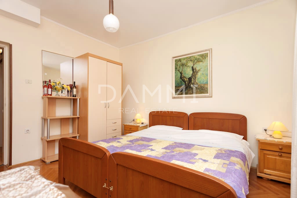 Istra, Umag - casa indipendente con appartamenti, a 100 m dalla spiaggia, vista mare