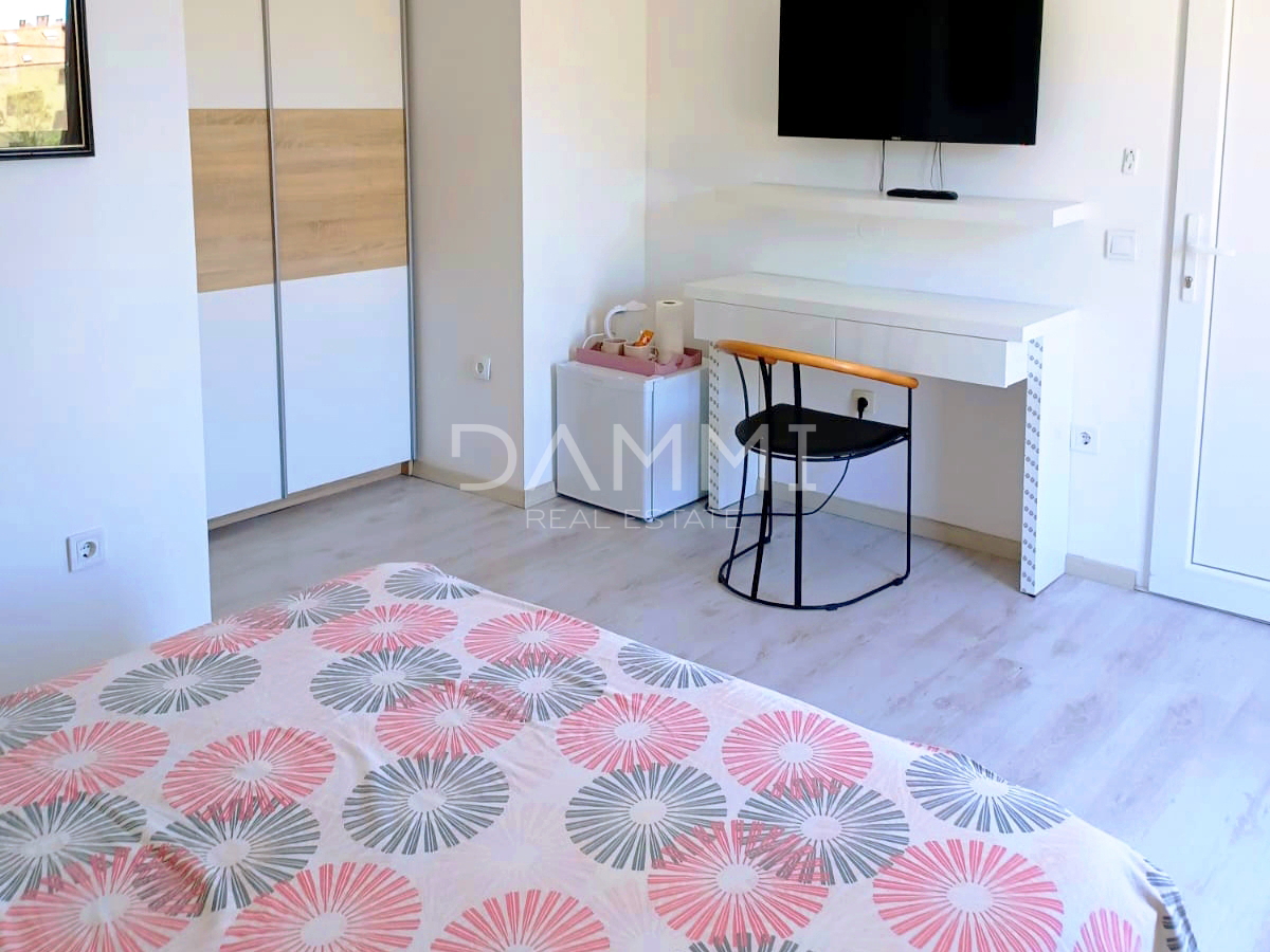 Istra, Umag - casa indipendente con appartamenti, a 100 m dalla spiaggia, vista mare