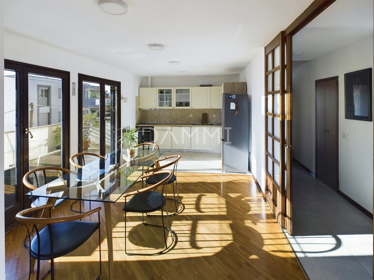 Istra, Umag - casa indipendente con appartamenti, a 100 m dalla spiaggia, vista mare