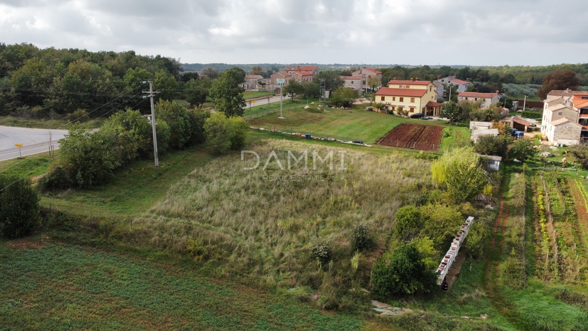 ISTRIA, VIŠNJAN - TERRENO EDIFICABILE IN OTTIMA POSIZIONE