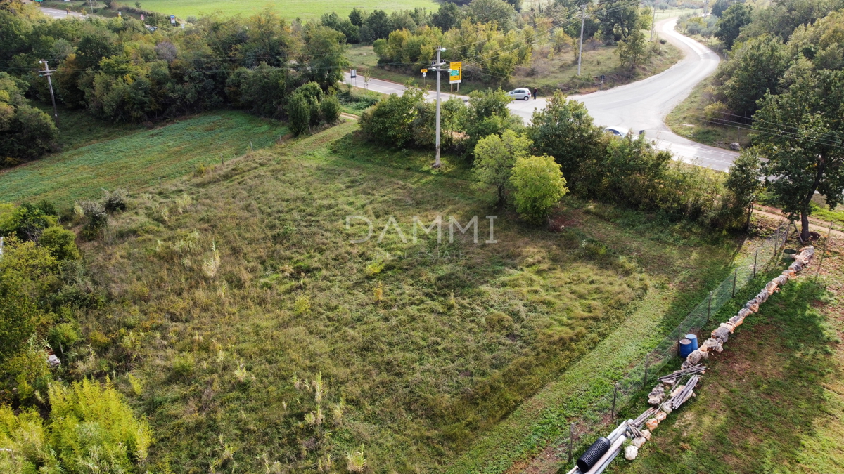 ISTRIA, VIŠNJAN - TERRENO EDIFICABILE IN OTTIMA POSIZIONE