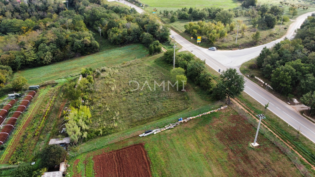 ISTRIA, VIŠNJAN - TERRENO EDIFICABILE IN OTTIMA POSIZIONE