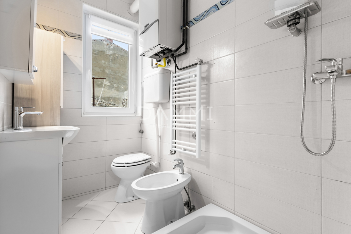 Istria, Pola, appartamento in centro, 2 camere da letto, documentazione adeguata