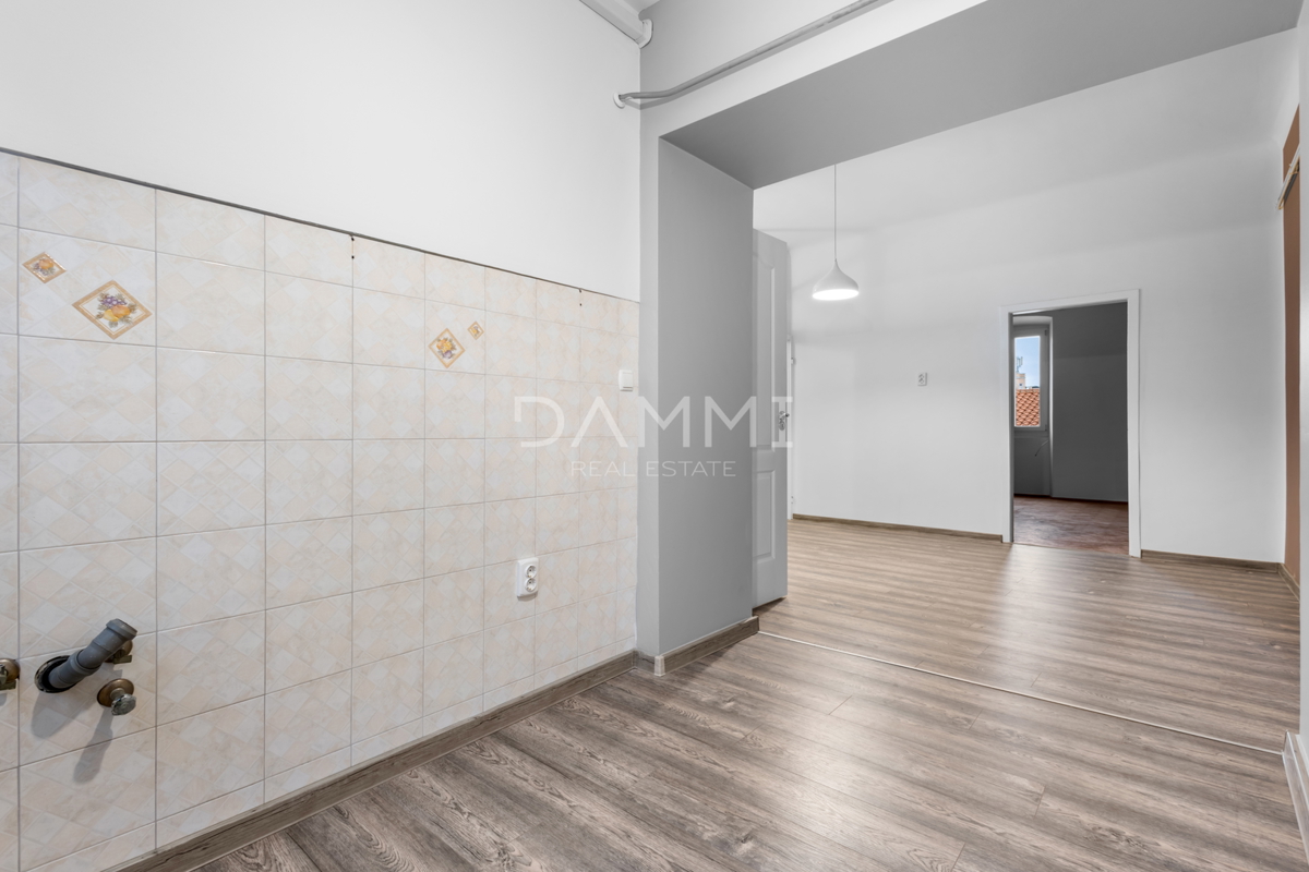 Istria, Pola, appartamento in centro, 2 camere da letto, documentazione adeguata