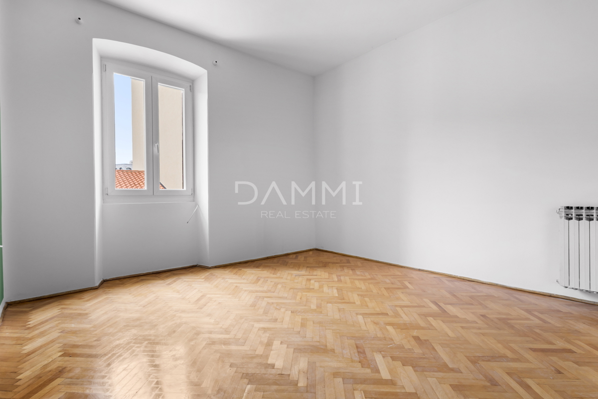 Istria, Pola, appartamento in centro, 2 camere da letto, documentazione adeguata