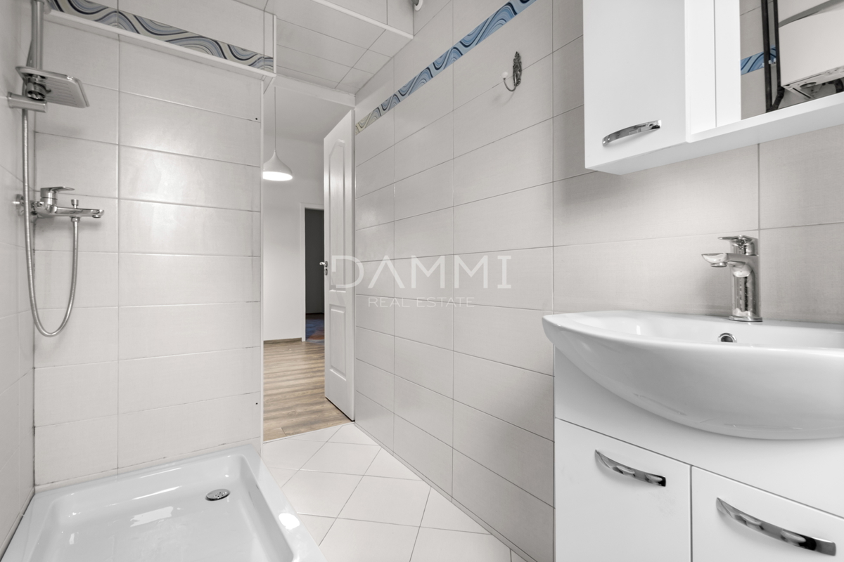 Istria, Pola, appartamento in centro, 2 camere da letto, documentazione adeguata