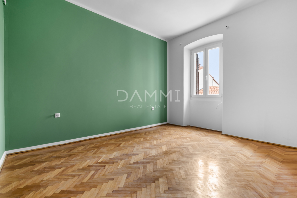 Istria, Pola, appartamento in centro, 2 camere da letto, documentazione adeguata