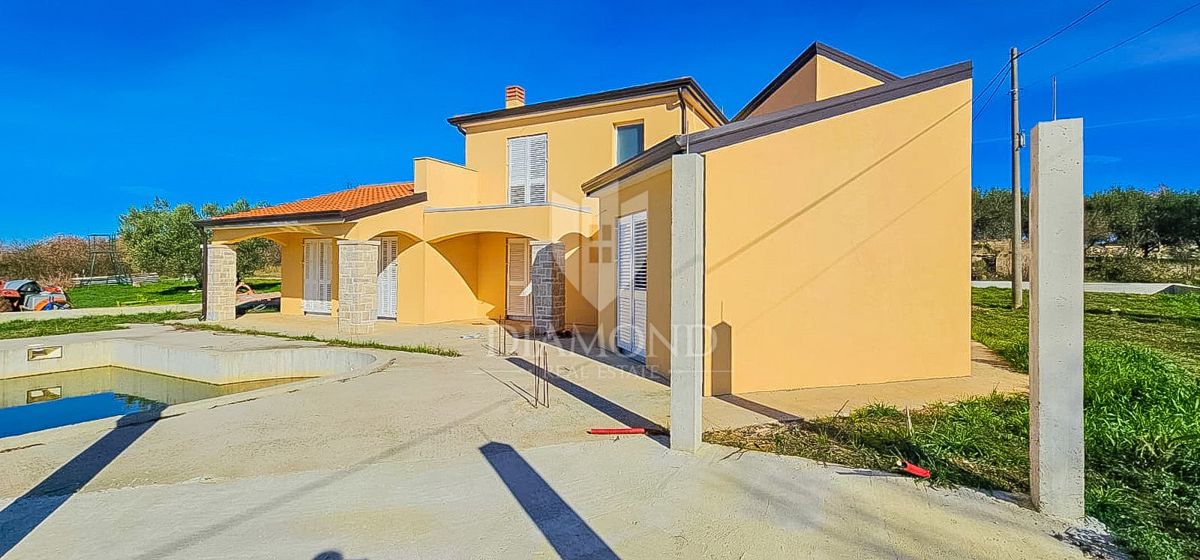 Castel! Casa indipendente con piscina e ampio giardino in costruzione!