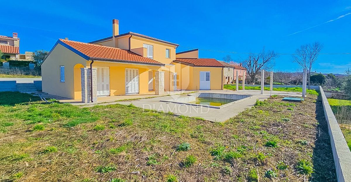 Castel! Casa indipendente con piscina e ampio giardino in costruzione!