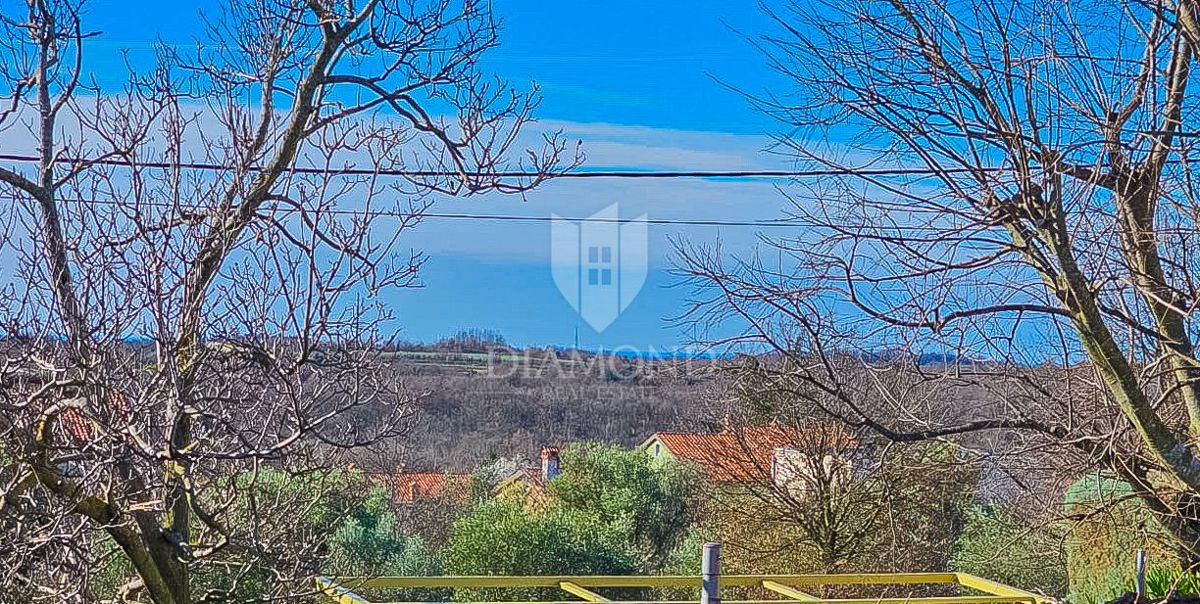 Castel! Casa indipendente con piscina e ampio giardino in costruzione!