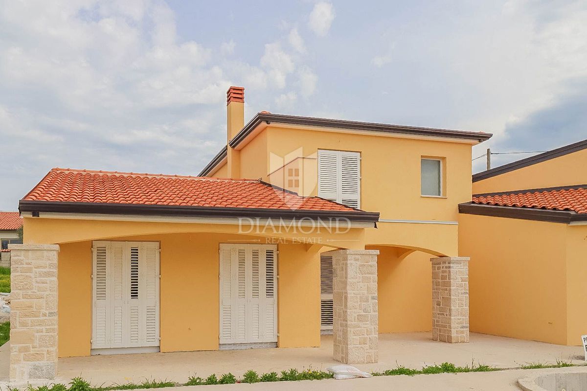 Castel! Casa indipendente con piscina e ampio giardino in costruzione!