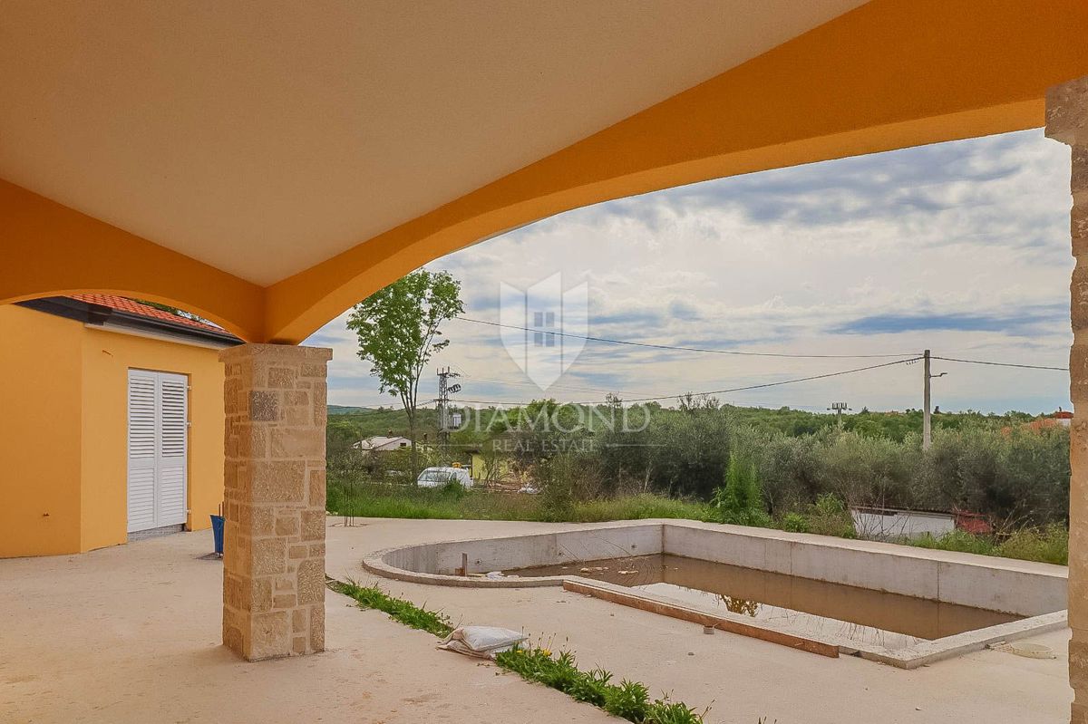 Castel! Casa indipendente con piscina e ampio giardino in costruzione!