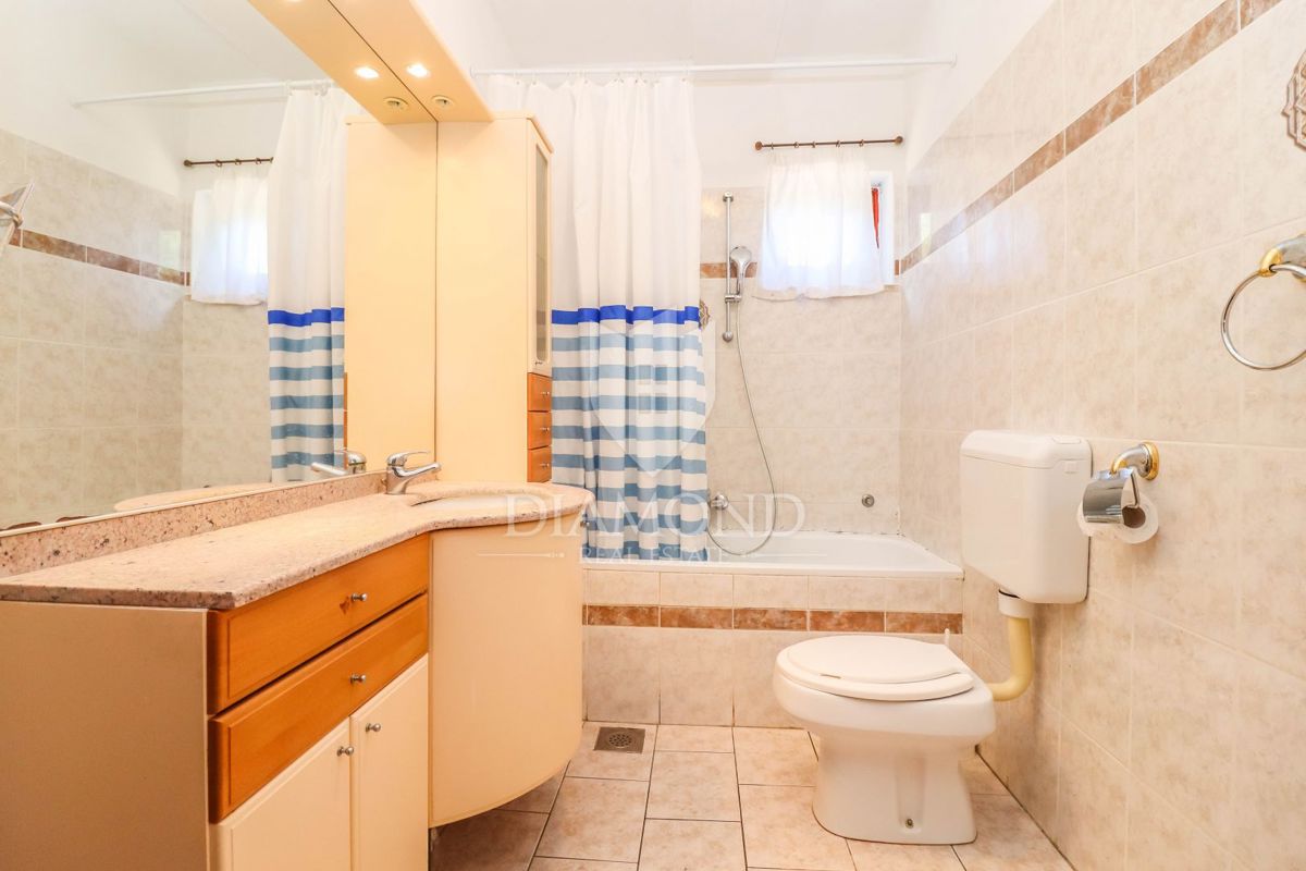 Rovigno, dintorni, bella casa con giardino vicino al mare