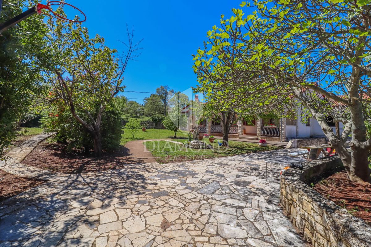 Rovigno, dintorni, bella casa con giardino vicino al mare