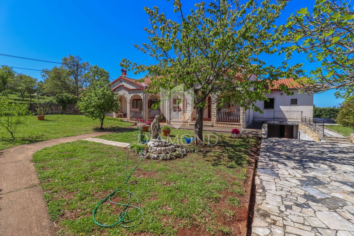 Rovigno, dintorni, bella casa con giardino vicino al mare