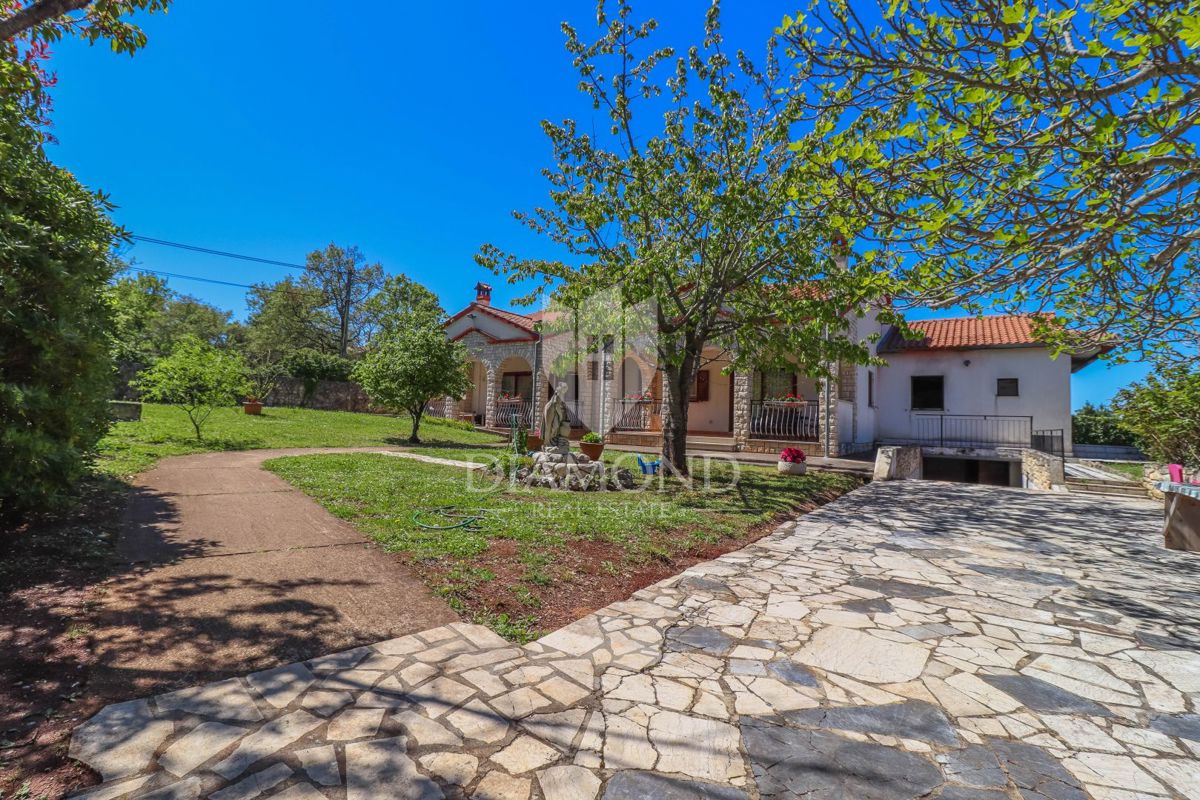 Rovigno, dintorni, bella casa con giardino vicino al mare