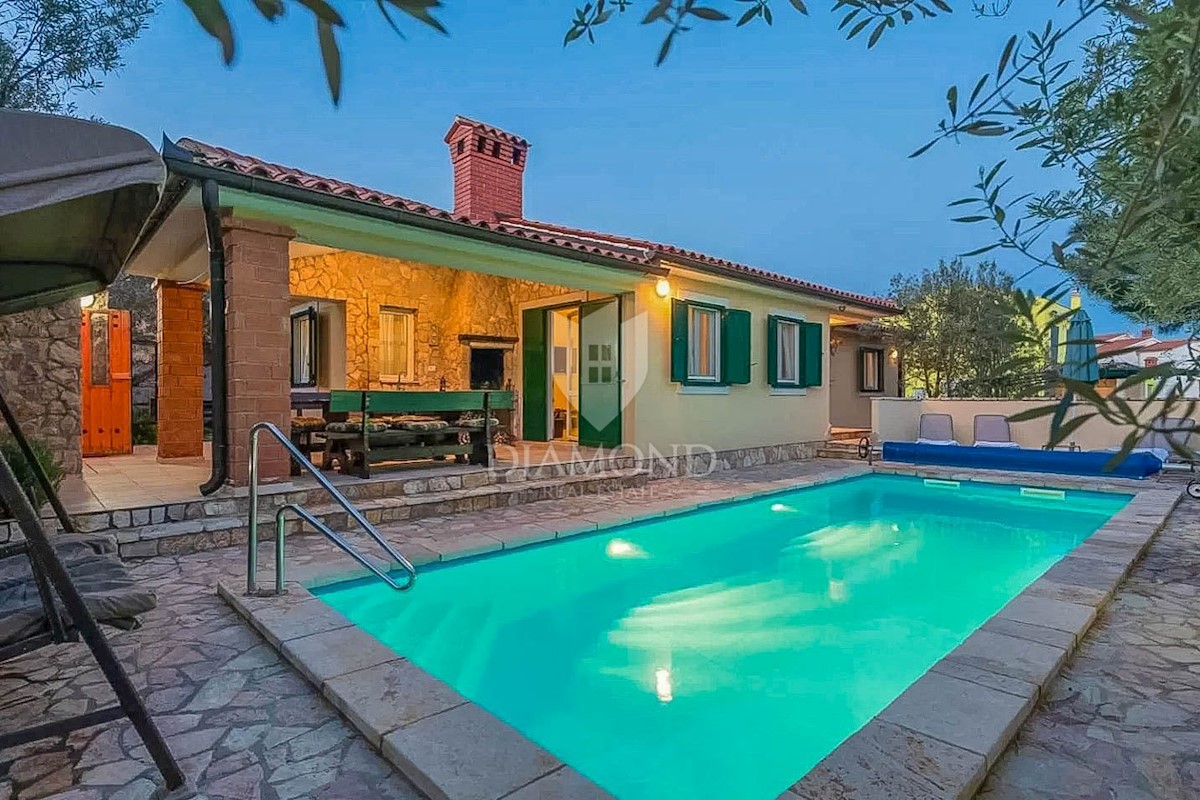 Rovigno, dintorni, casa con piscina vicino al mare