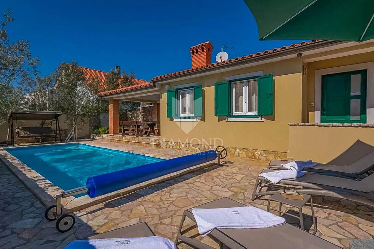 Rovigno, dintorni, casa con piscina vicino al mare