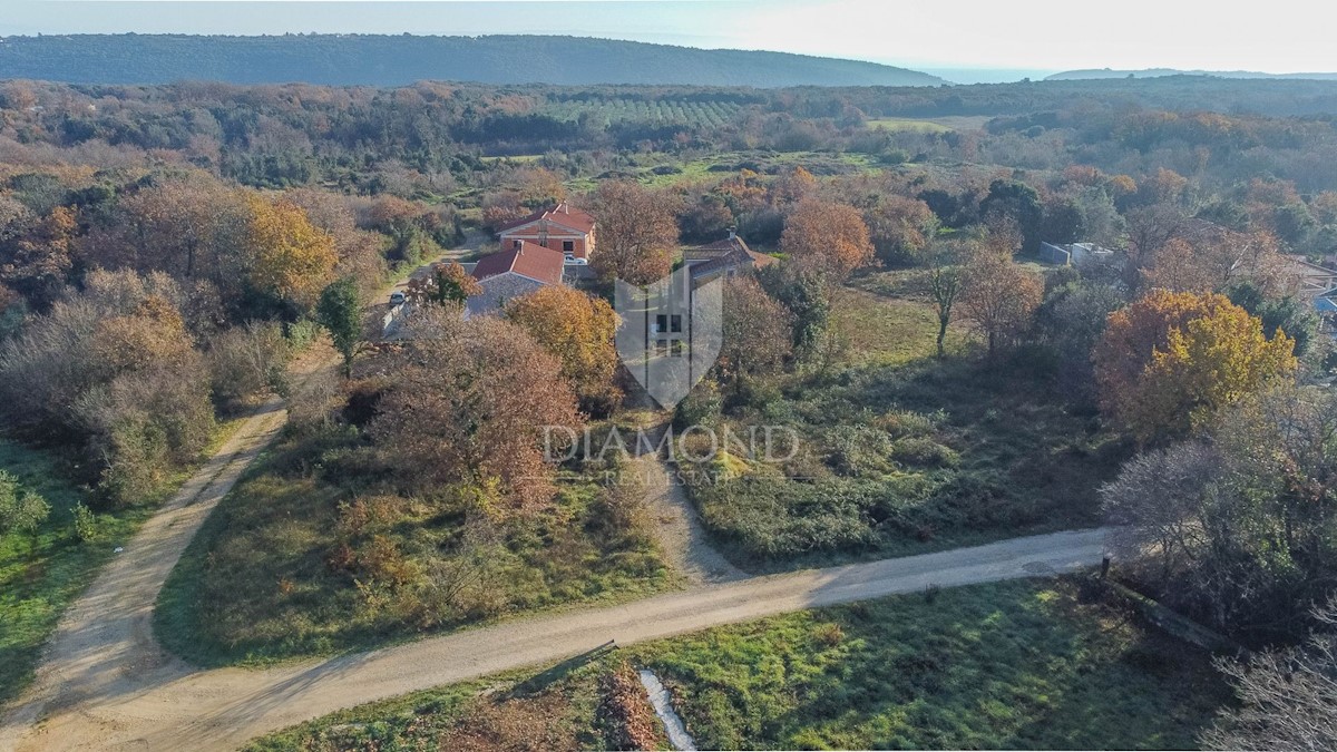 Terreno con permesso di costruzione e progetto nelle vicinanze di Pola!