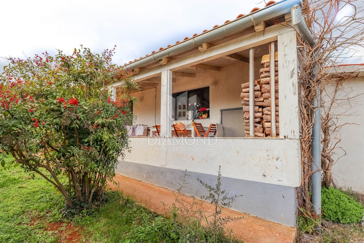 Rovigno, dintorni, casa ad un piano con ampio giardino