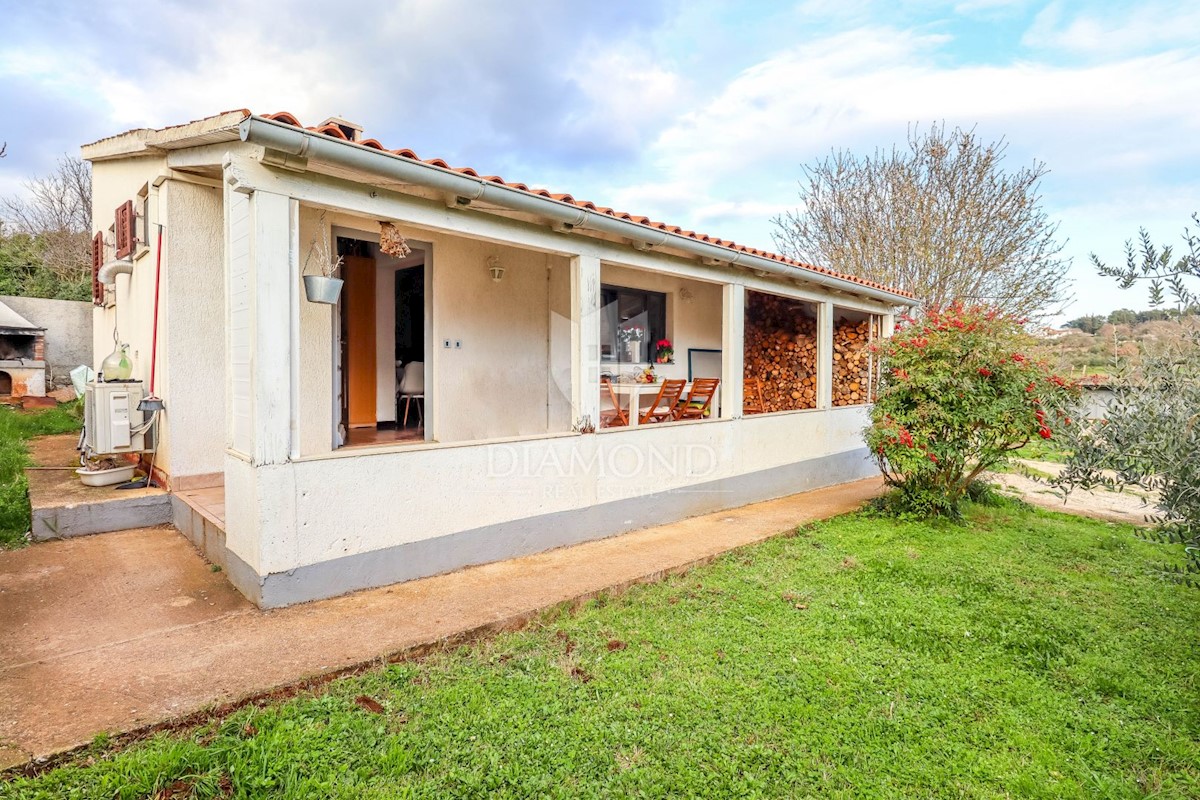 Rovigno, dintorni, casa ad un piano con ampio giardino