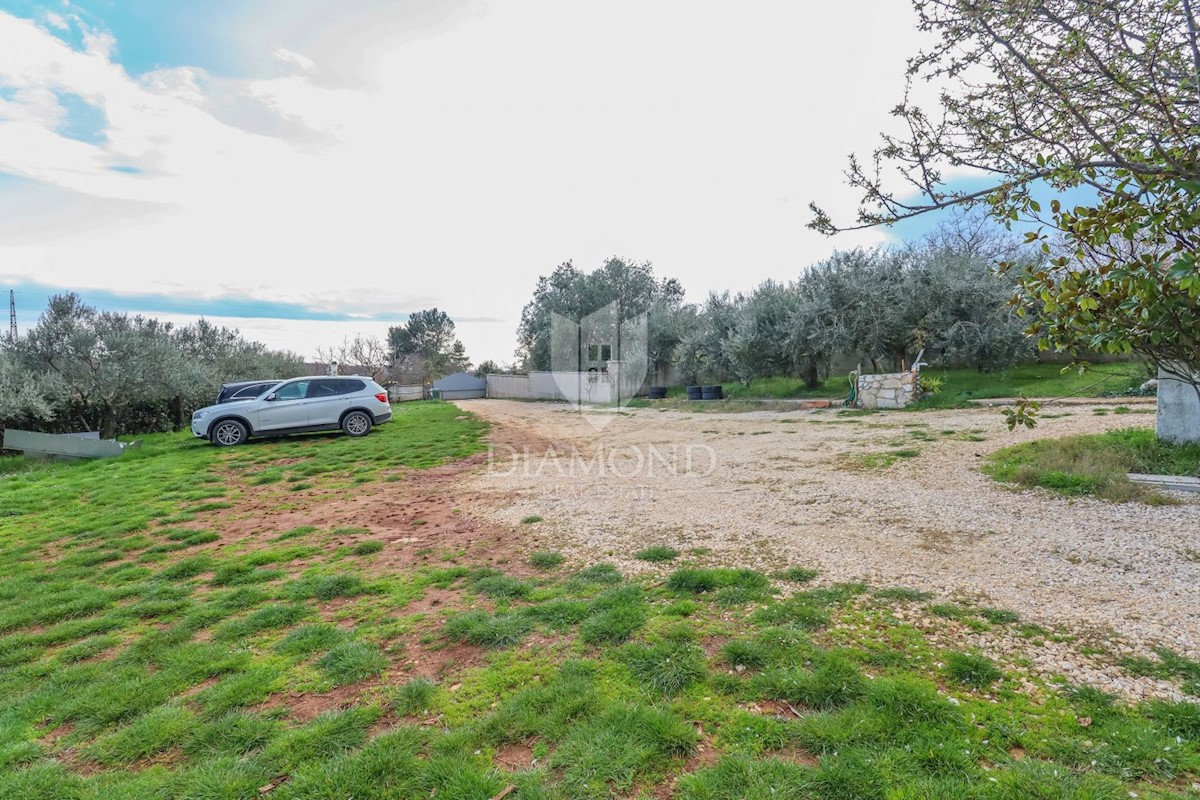 Rovigno, dintorni, casa ad un piano con ampio giardino