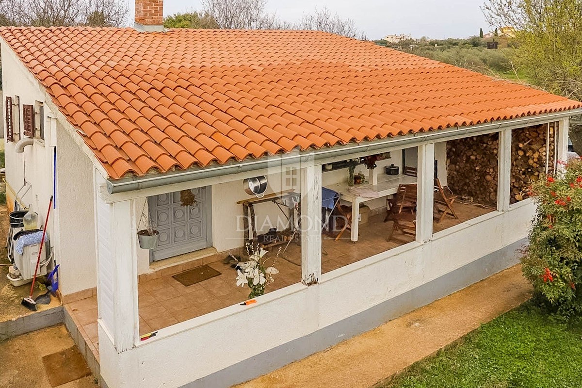 Rovigno, dintorni, casa ad un piano con ampio giardino