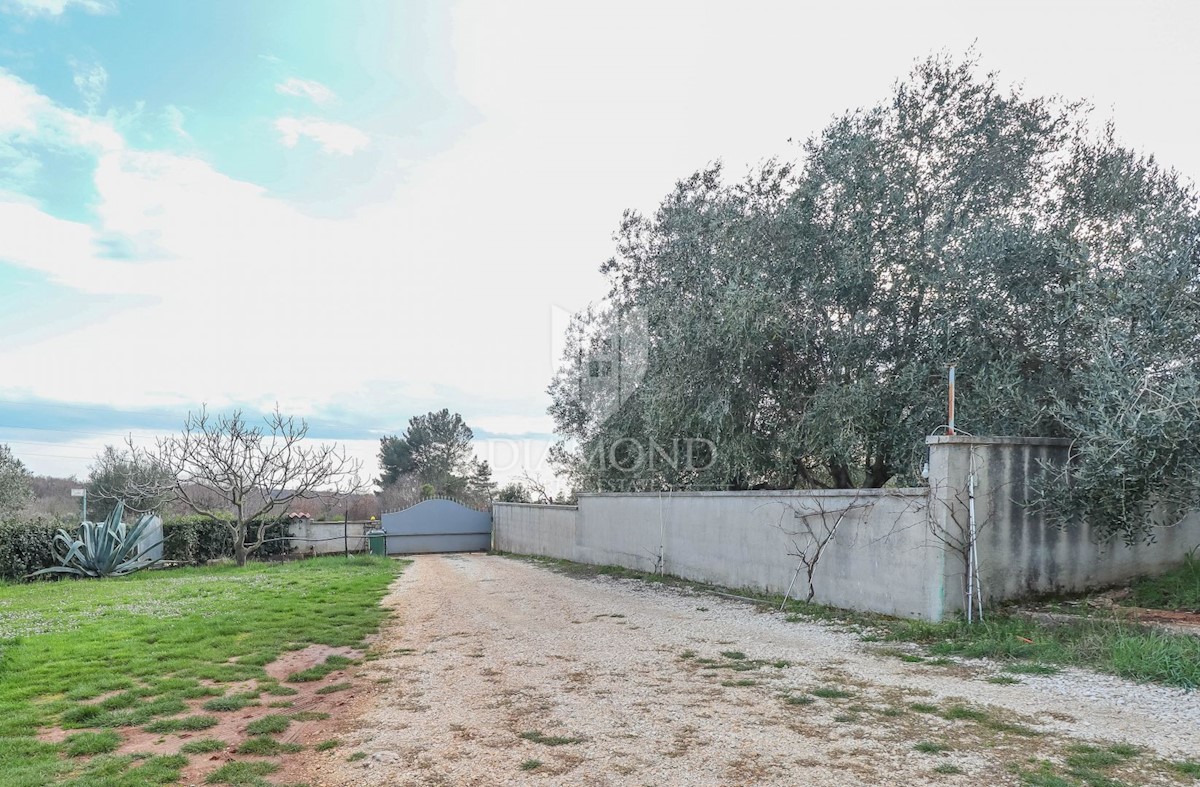 Rovigno, dintorni, casa ad un piano con ampio giardino