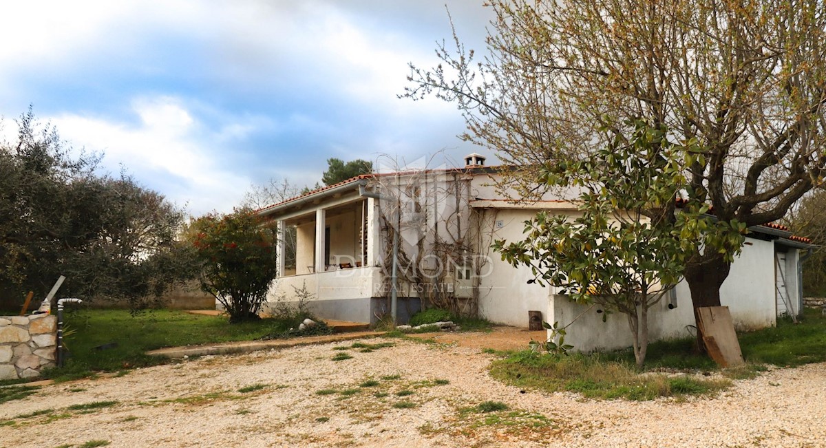 Rovigno, dintorni, casa ad un piano con ampio giardino