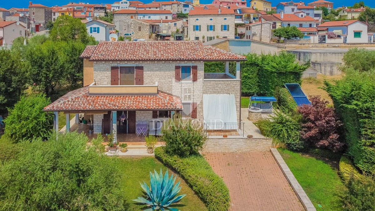 Verteneglio! Casa in pietra con vista mare e piscina!