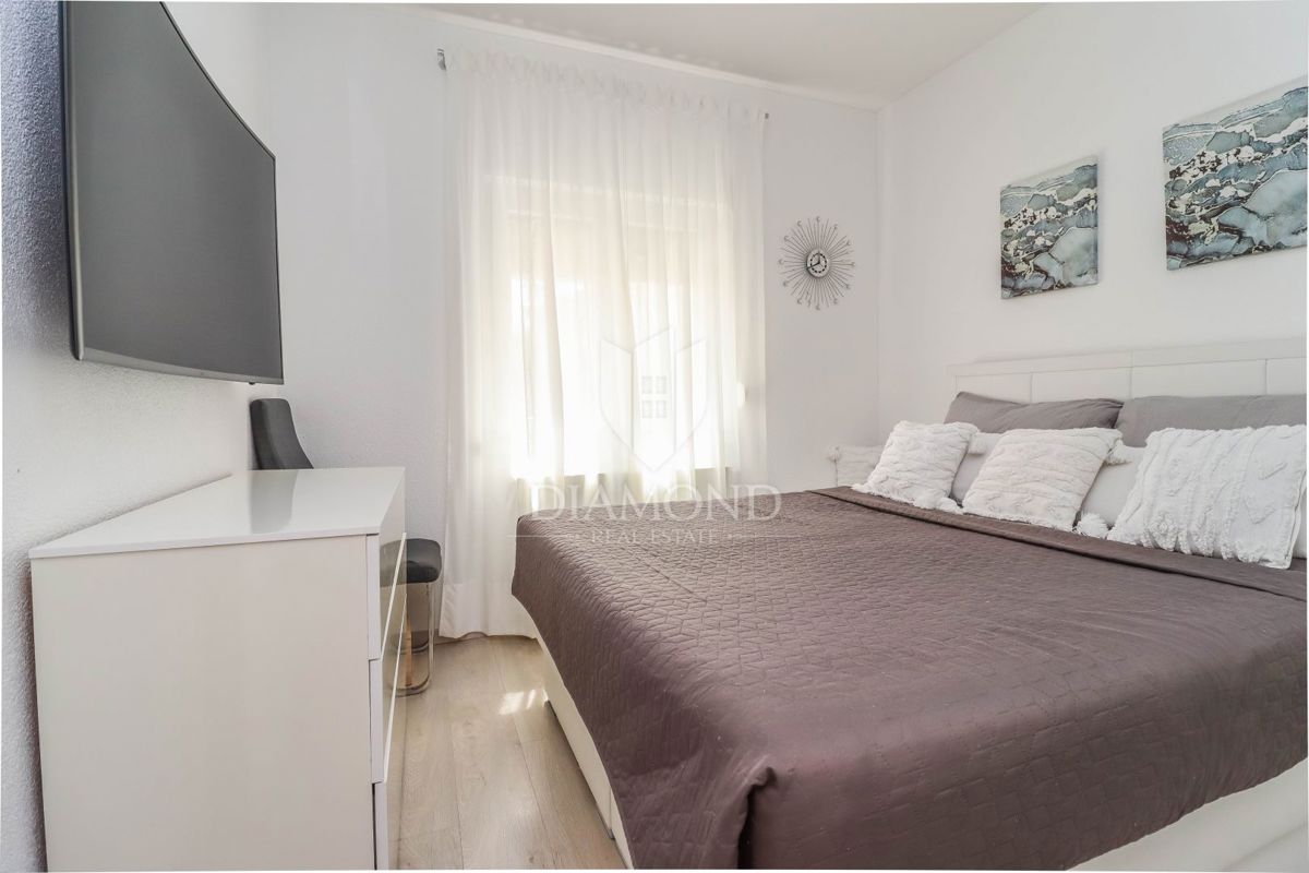 Parenzo, dintorni, ampio appartamento con due camere da letto al piano terra!