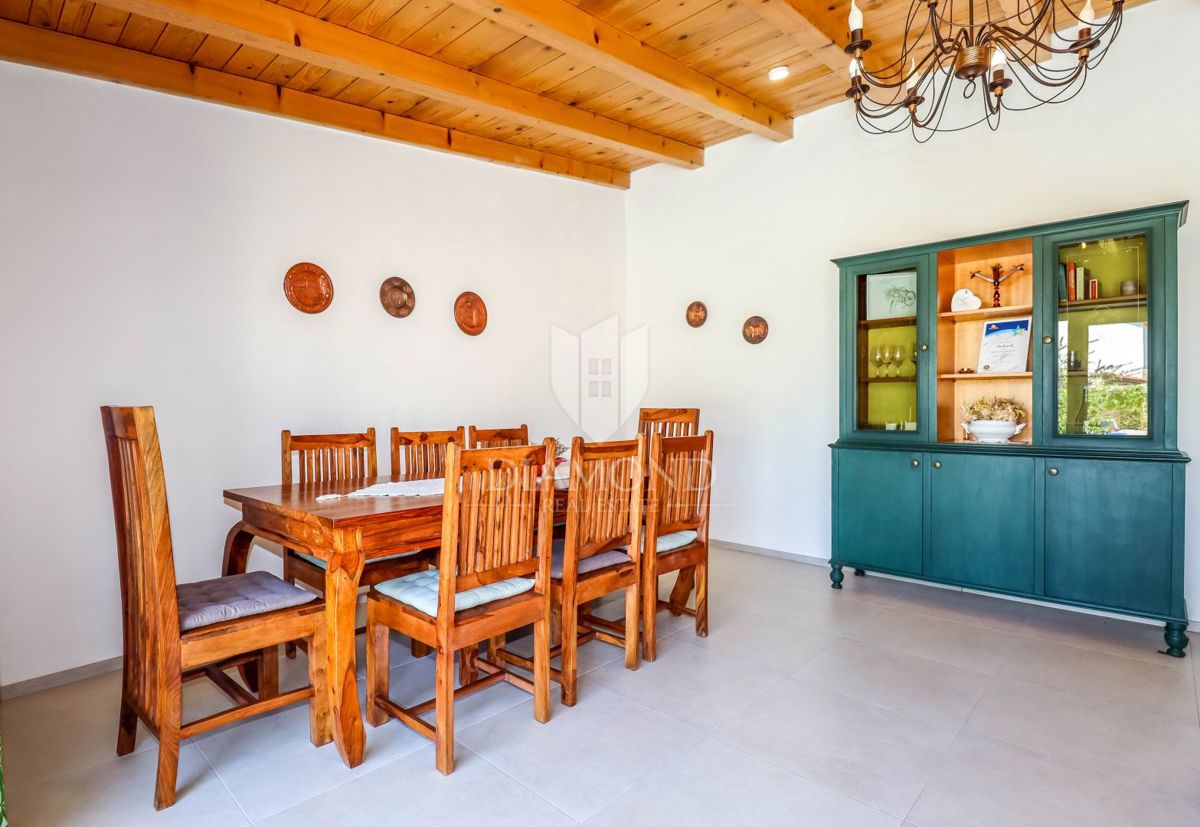 Rovigno, dintorni, casa in pietra con piscina e ampio giardino