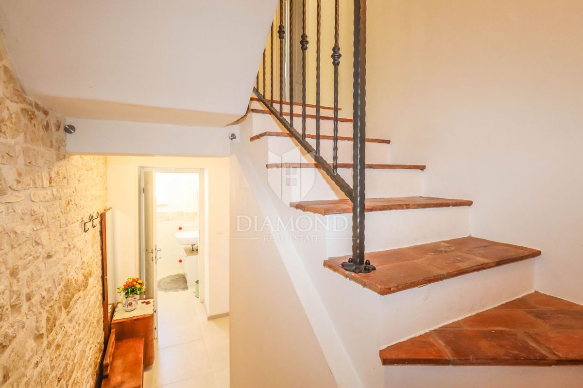 Rovigno, dintorni, casa in pietra con piscina e ampio giardino