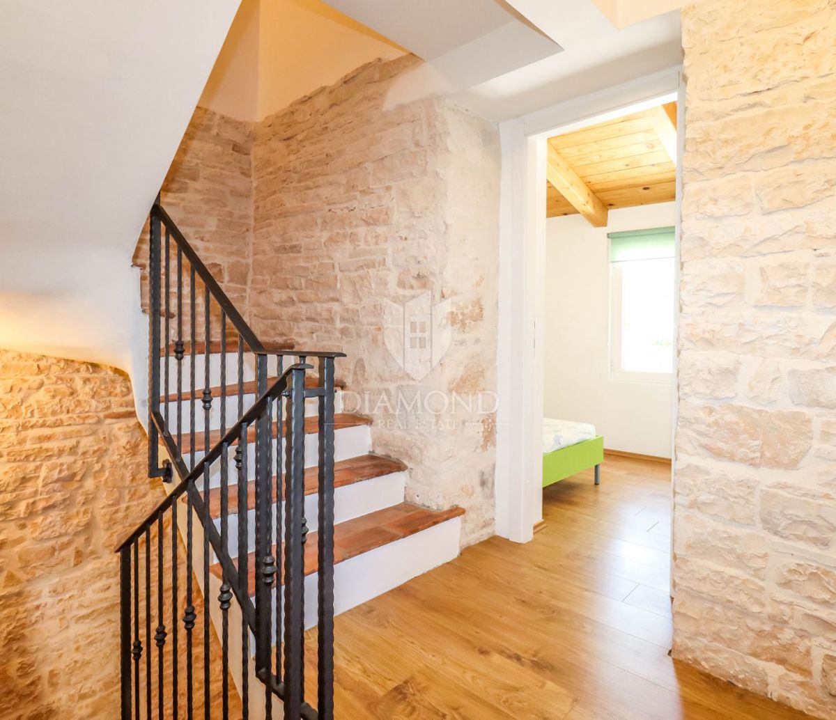 Rovigno, dintorni, casa in pietra con piscina e ampio giardino