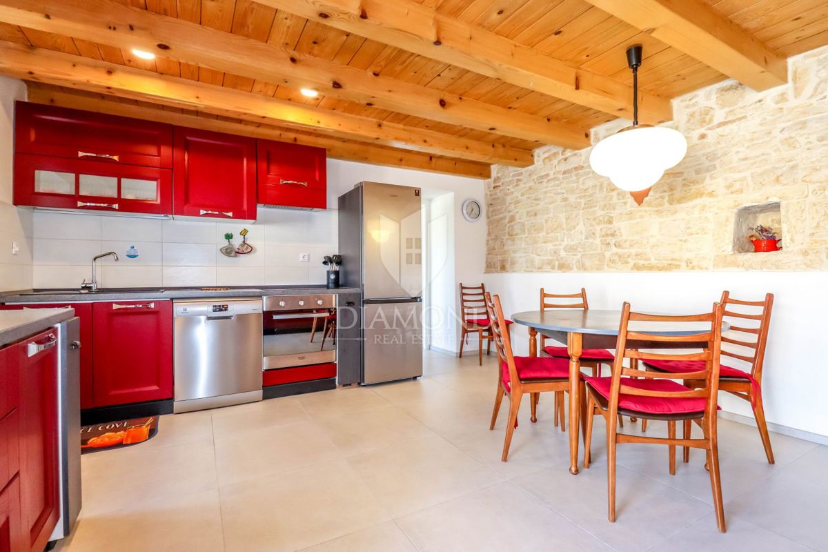 Rovigno, dintorni, casa in pietra con piscina e ampio giardino