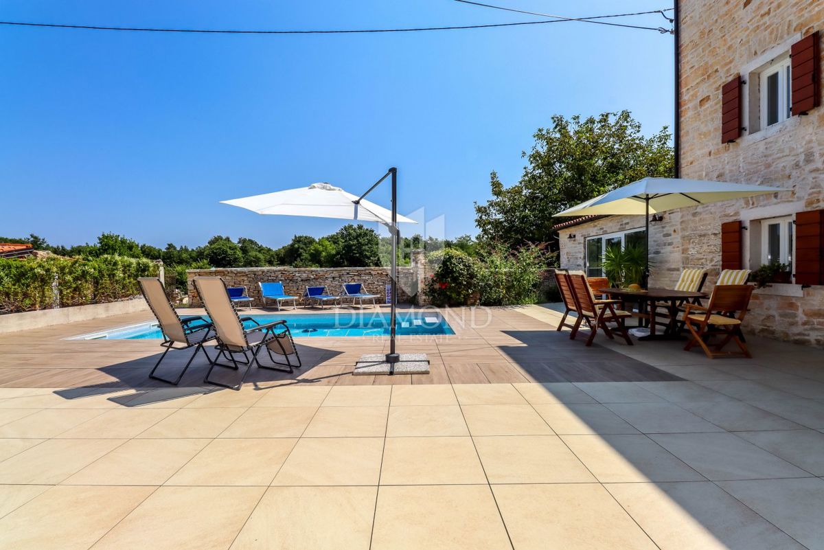 Rovigno, dintorni, casa in pietra con piscina e ampio giardino