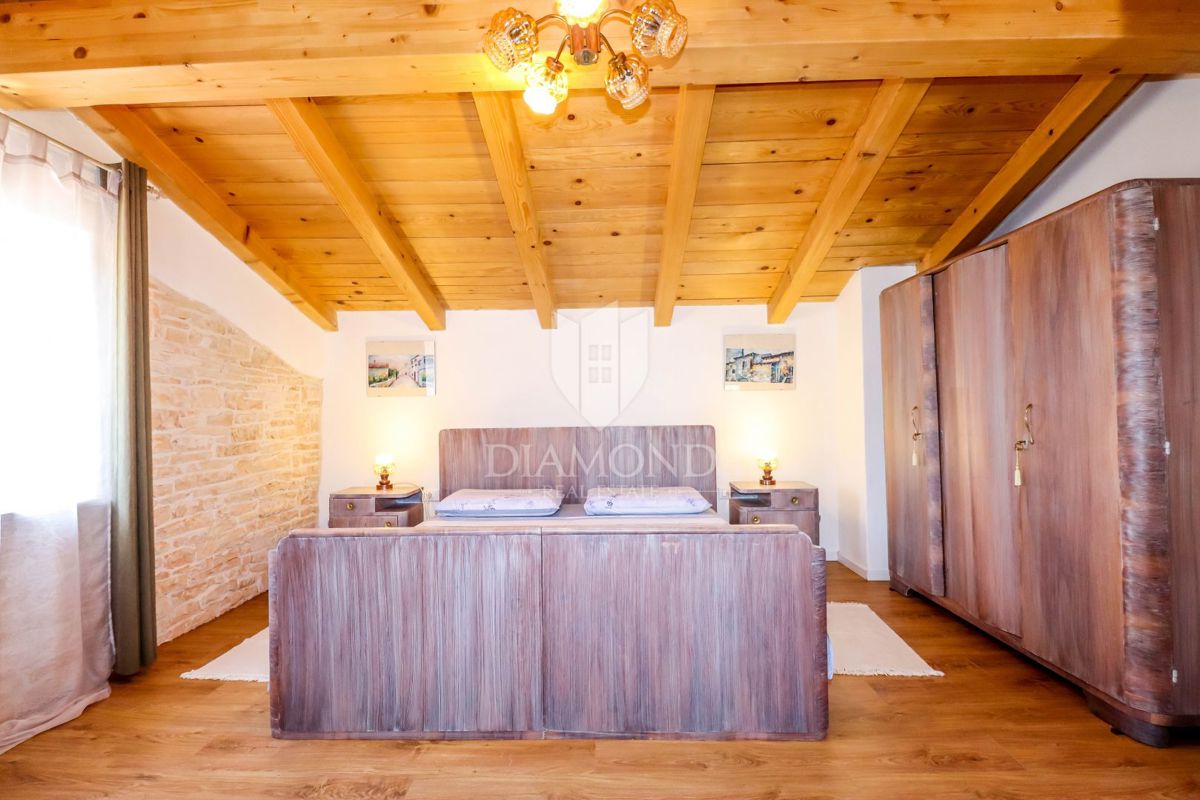 Rovigno, dintorni, casa in pietra con piscina e ampio giardino