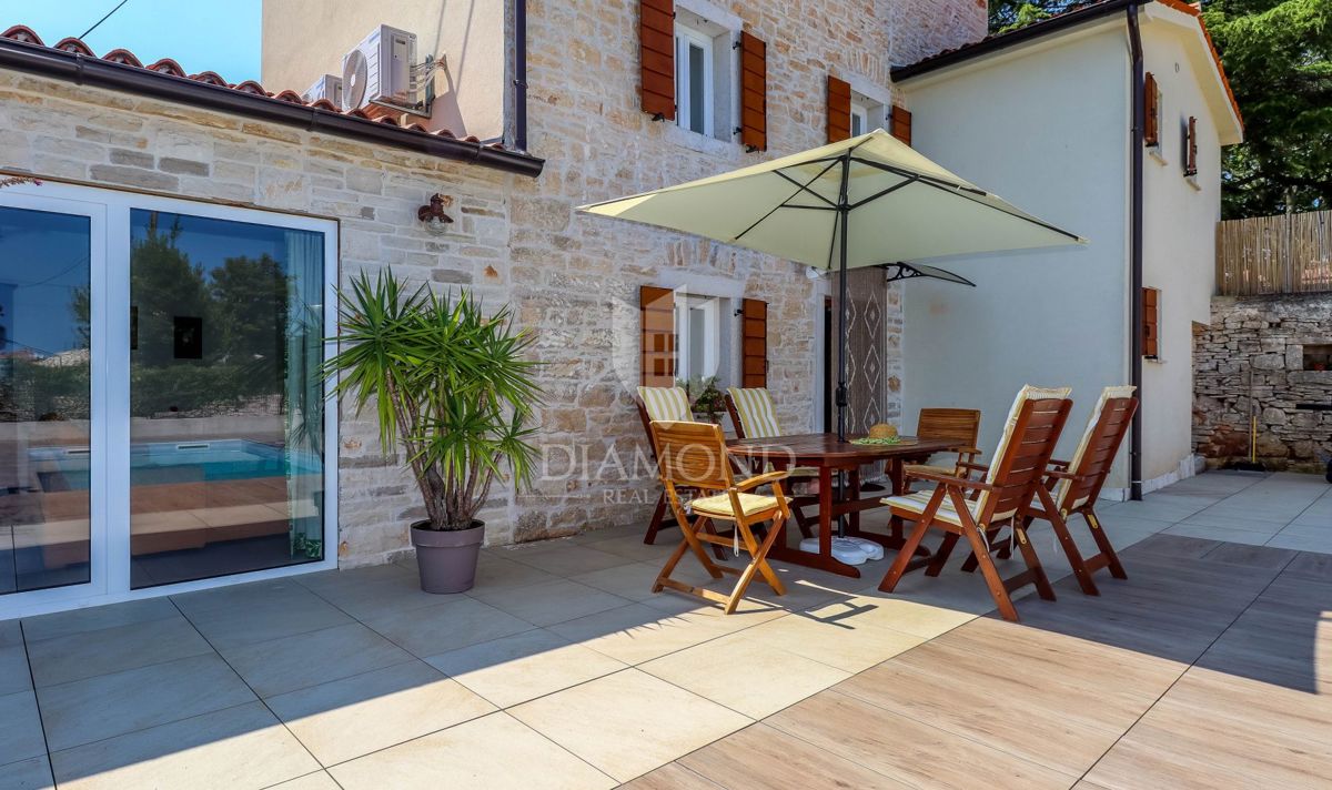 Rovigno, dintorni, casa in pietra con piscina e ampio giardino