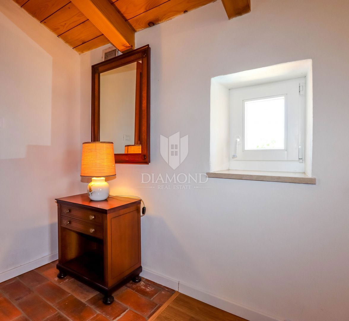 Rovigno, dintorni, casa in pietra con piscina e ampio giardino