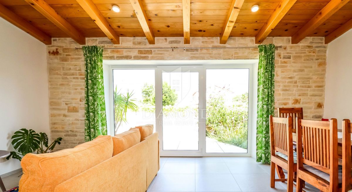 Rovigno, dintorni, casa in pietra con piscina e ampio giardino