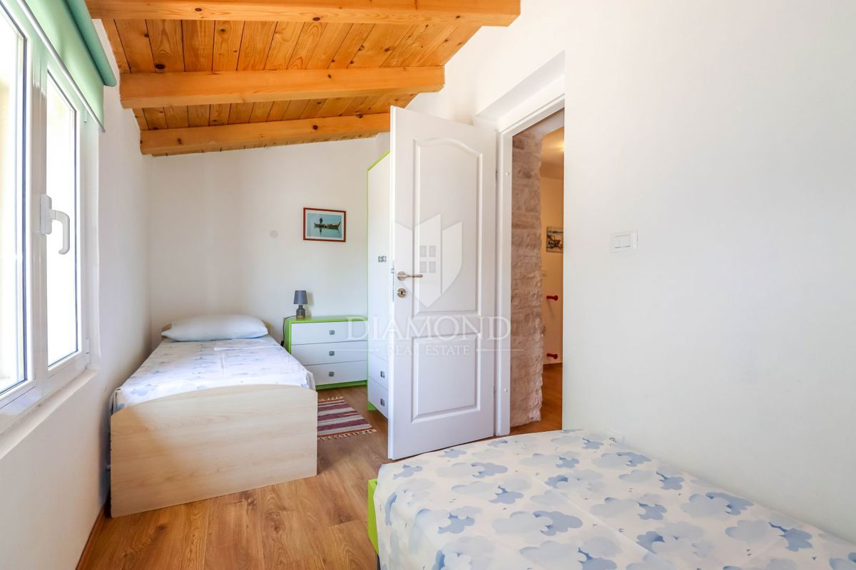 Rovigno, dintorni, casa in pietra con piscina e ampio giardino