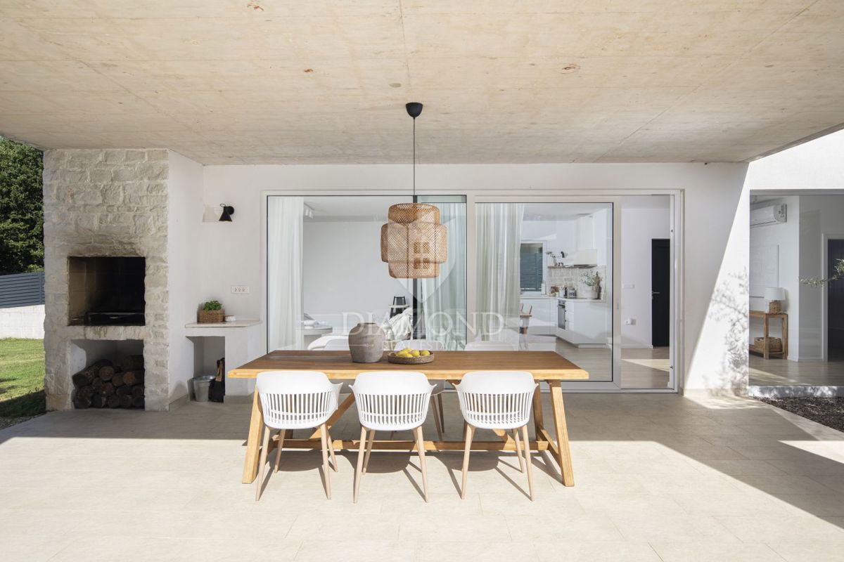 Labin, dintorni, bella casa ad un piano con piscina