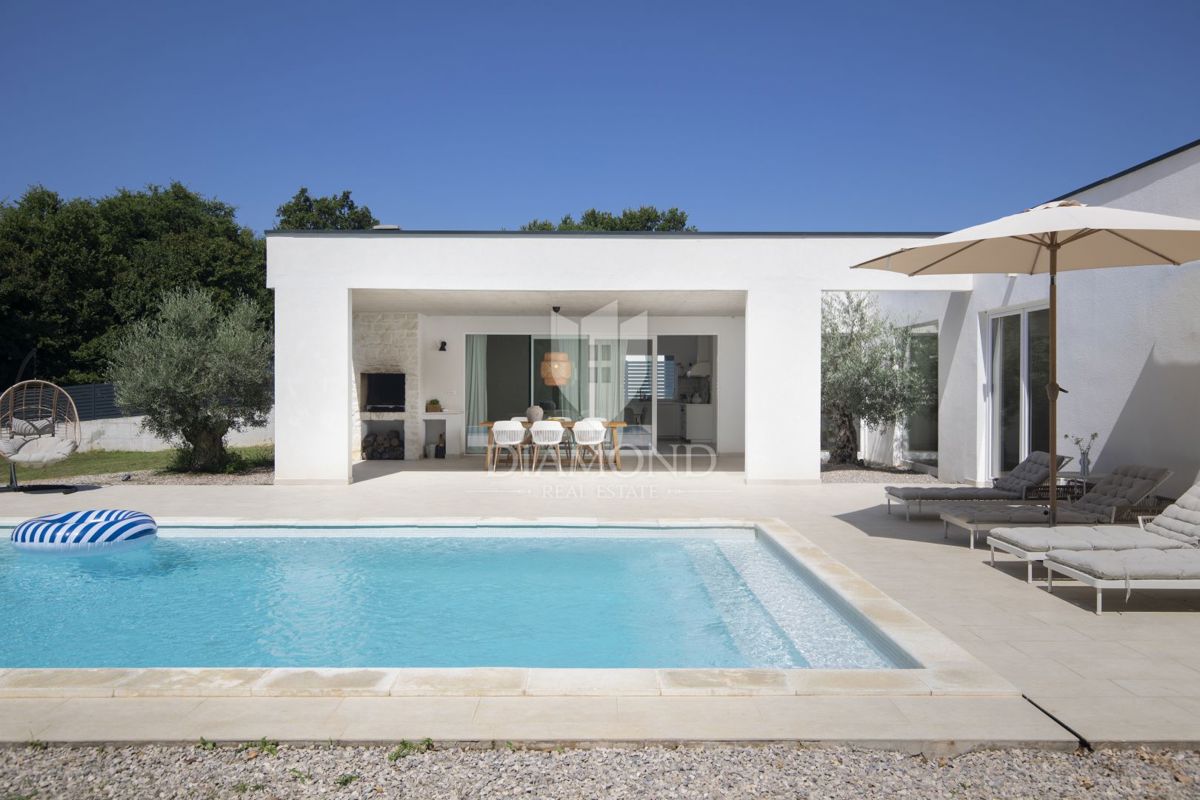 Labin, dintorni, bella casa ad un piano con piscina