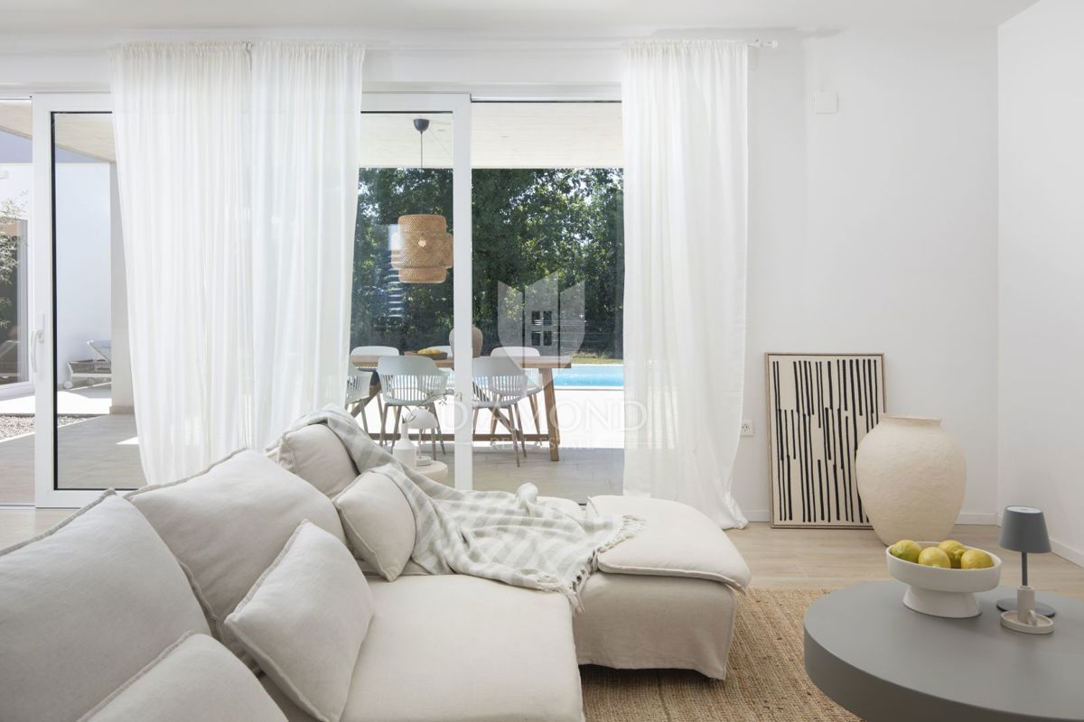 Labin, dintorni, bella casa ad un piano con piscina