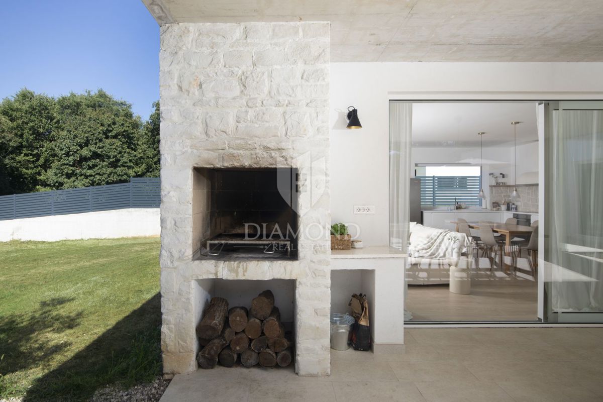 Labin, dintorni, bella casa ad un piano con piscina