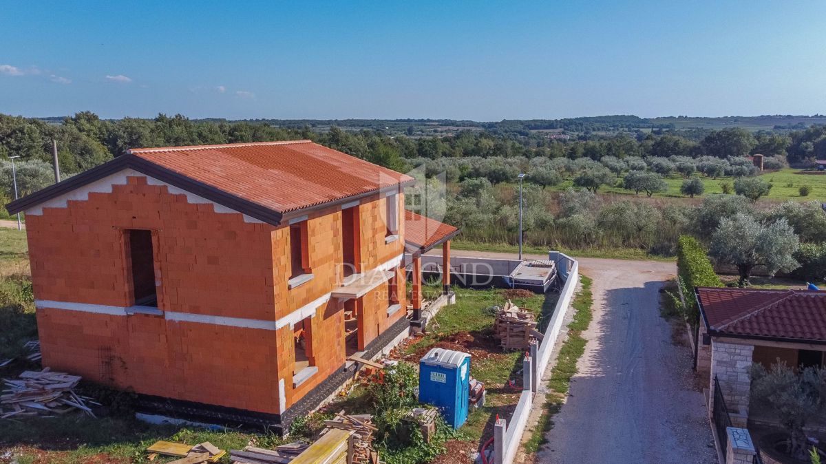 Cittanova, dintorni! Bellissima villa in costruzione a 700 m dal mare!