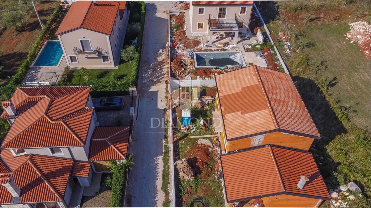 Cittanova, dintorni! Bellissima villa in costruzione a 700 m dal mare!