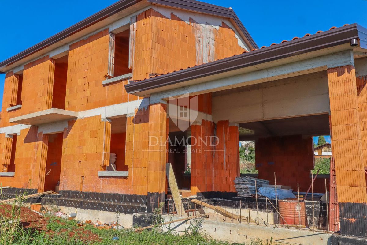 Cittanova, dintorni! Bellissima villa in costruzione a 700 m dal mare!