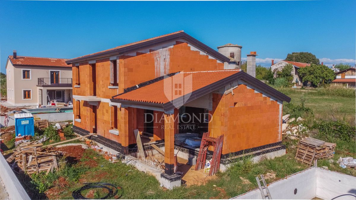 Cittanova, dintorni! Bellissima villa in costruzione a 700 m dal mare!